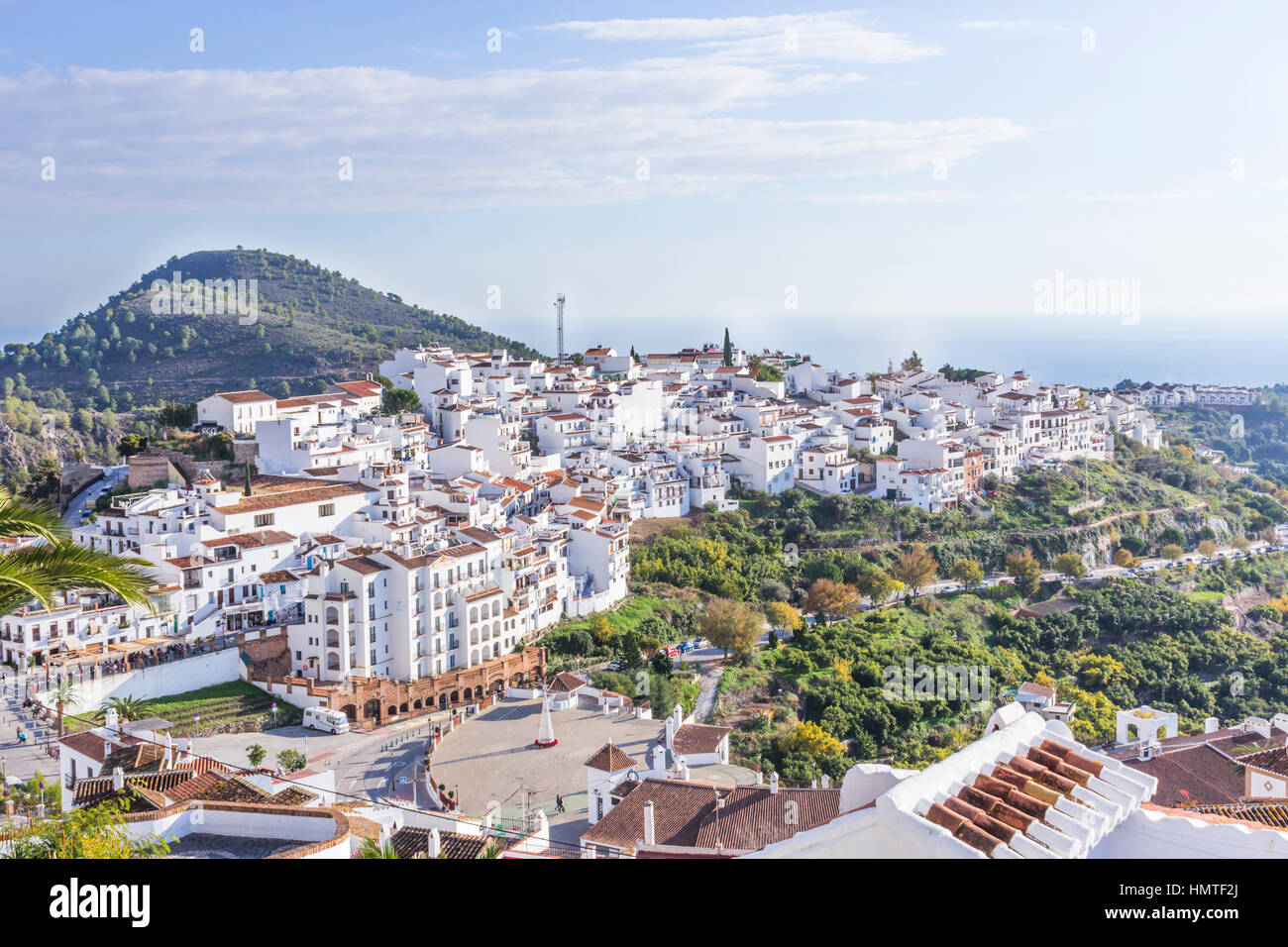 Frigiliana, Provinz Malaga, Andalusien, Südspanien. Gesamtansicht. Stockfoto
