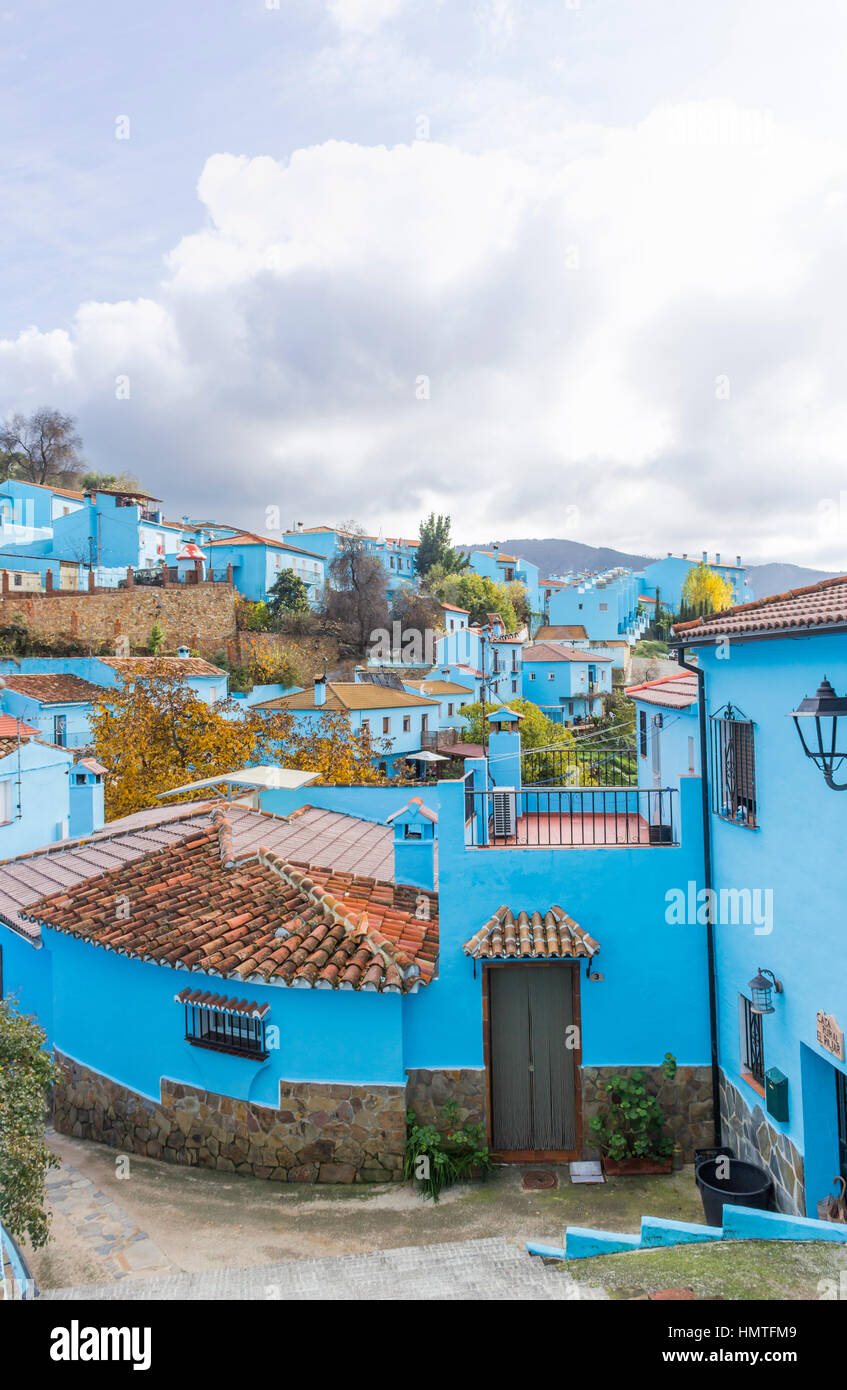 Júzcar, Málaga, Andalusien, Spanien. Die Stadt war eines der weißen Dörfer Andalusiens, mit traditionell weiß getünchten Gebäuden gewesen. Stockfoto