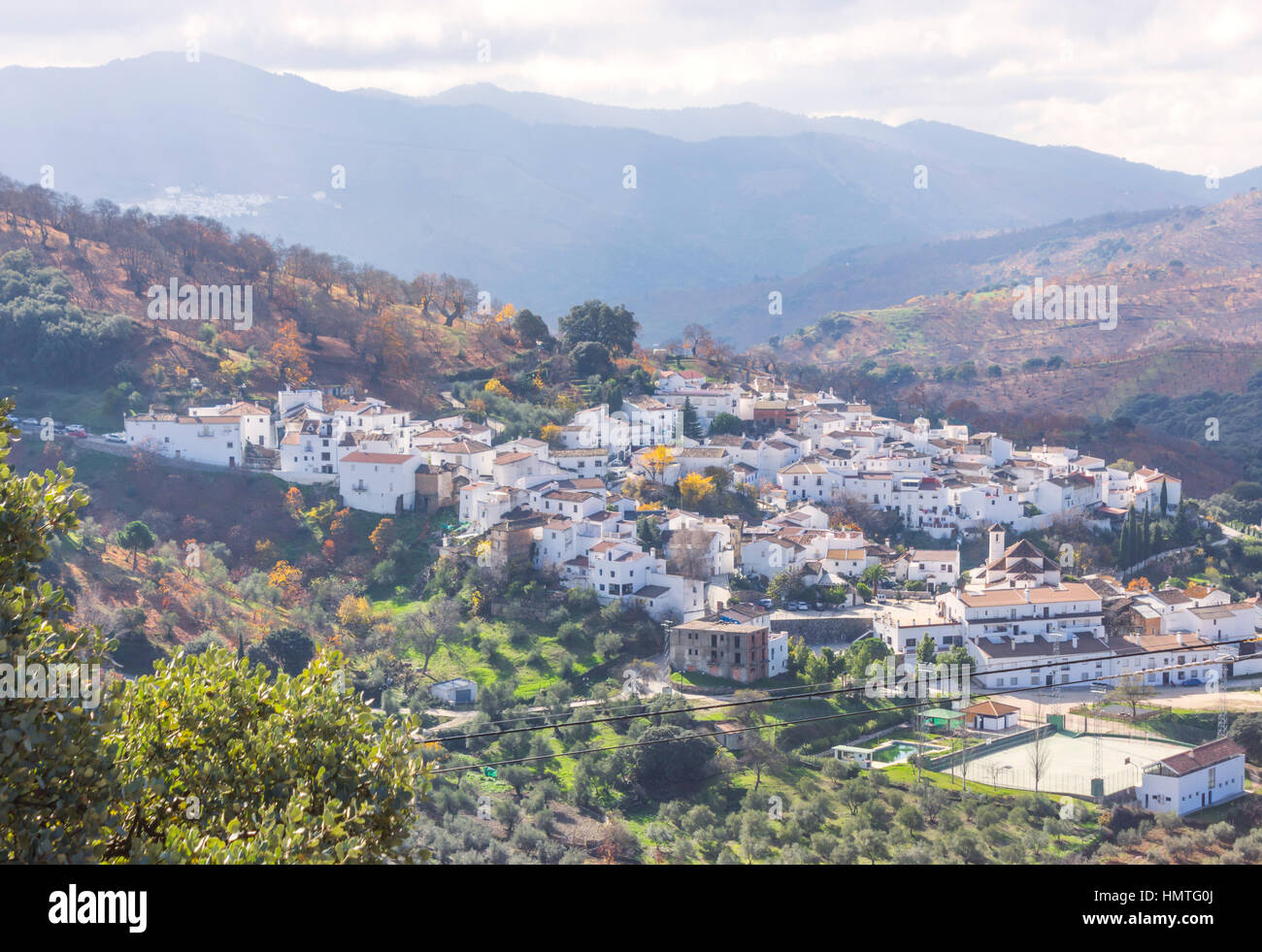 Kastanien, Provinz Malaga, Andalusien, Südspanien.  Typische weiße Bergdorf. Stockfoto