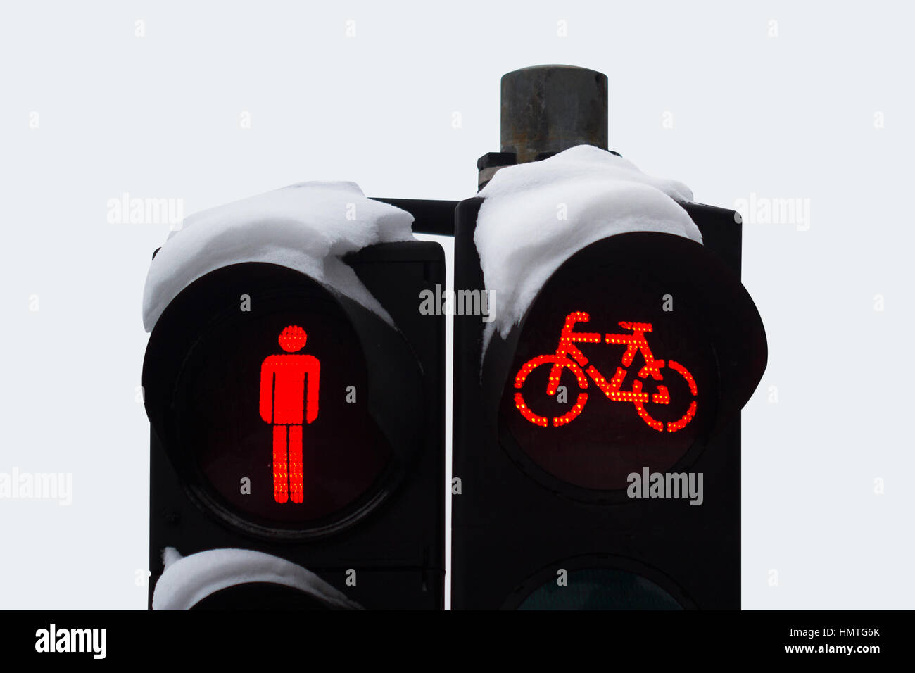 Frontansicht in der Nähe von Stop rot Fußgänger und Fahrrad-Ampel mit Schnee bedeckt im winter Stockfoto