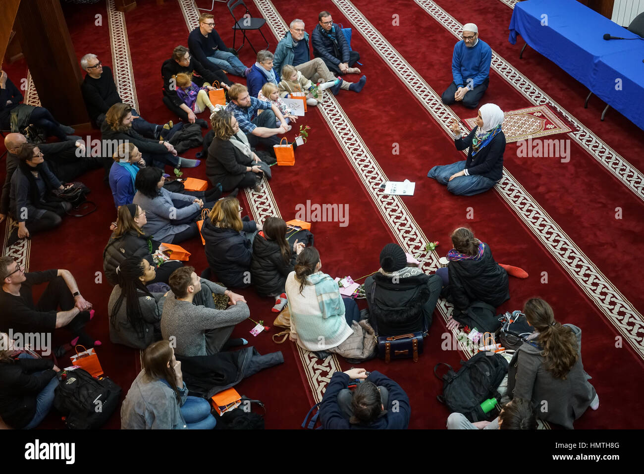 London, England, UK. 5. Februar 2017. Besucher der Finsbury Park Moschee im Norden von London, während einer Nationalen#VisitMyMosque Tag durch die muslimische Rat von Großbritannien, wo die British Moscheen ihre Türen für die Öffentlichkeit geöffnet organisiert. Durch siehe Li Stockfoto