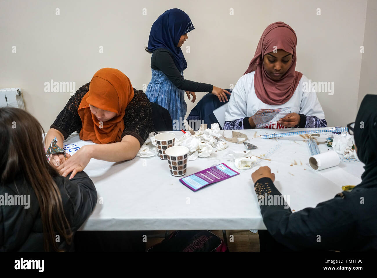 London, England, UK. 5. Februar 2017. Besucher der Finsbury Park Moschee im Norden von London, während einer Nationalen#VisitMyMosque Tag durch die muslimische Rat von Großbritannien, wo die British Moscheen ihre Türen für die Öffentlichkeit geöffnet organisiert. Durch siehe Li Stockfoto