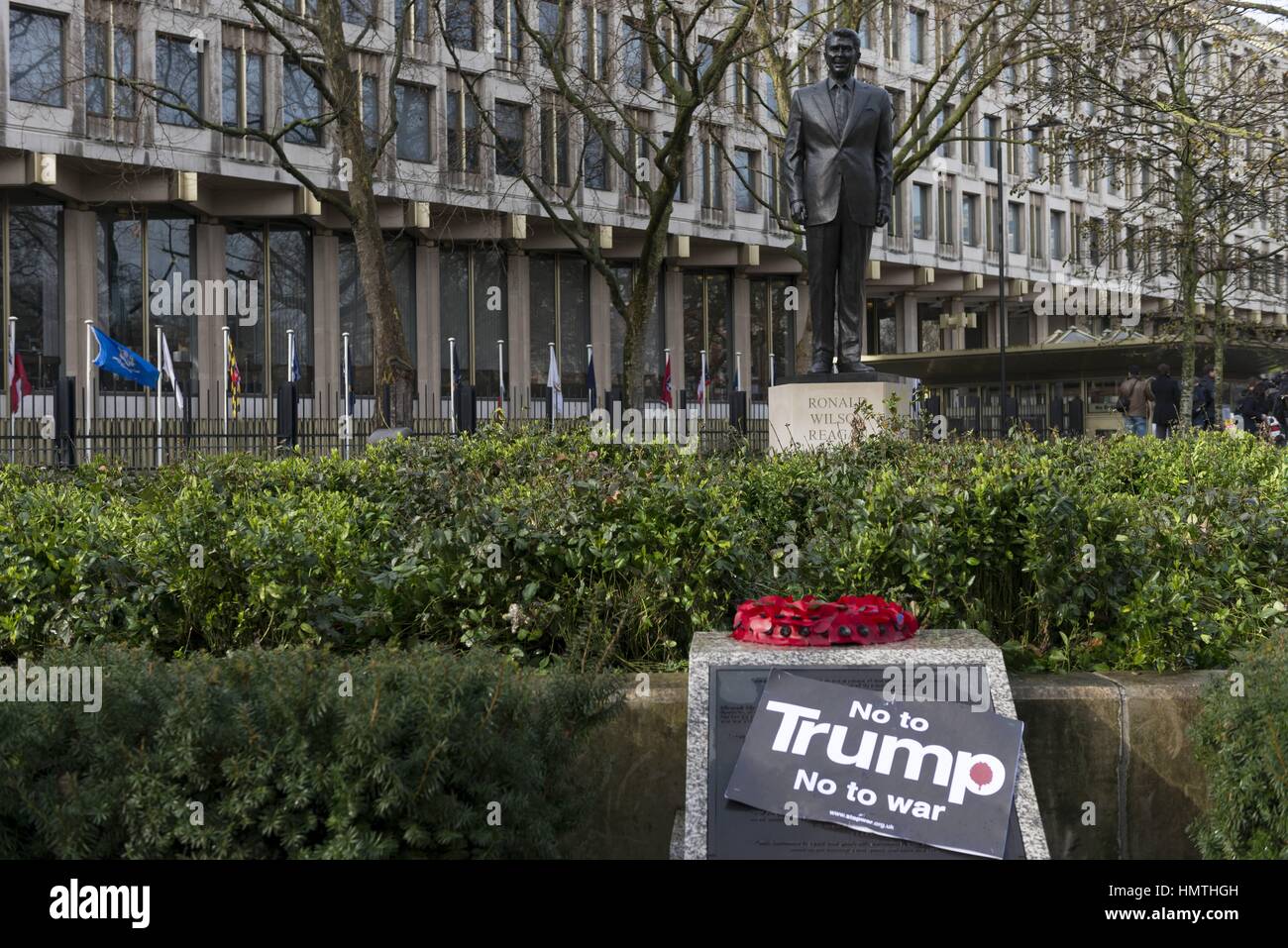 London, Vereinigtes Königreich von Großbritannien und Nordirland. 4. Februar 2017. Anti-Trump Banner an Ronald Reagan Statue vor der US-Botschaft in London. Protest gegen Trump Reiseverbot. London, UK. 02.04.2017 | Nutzung weltweit Credit: Dpa/Alamy Live-Nachrichten Stockfoto