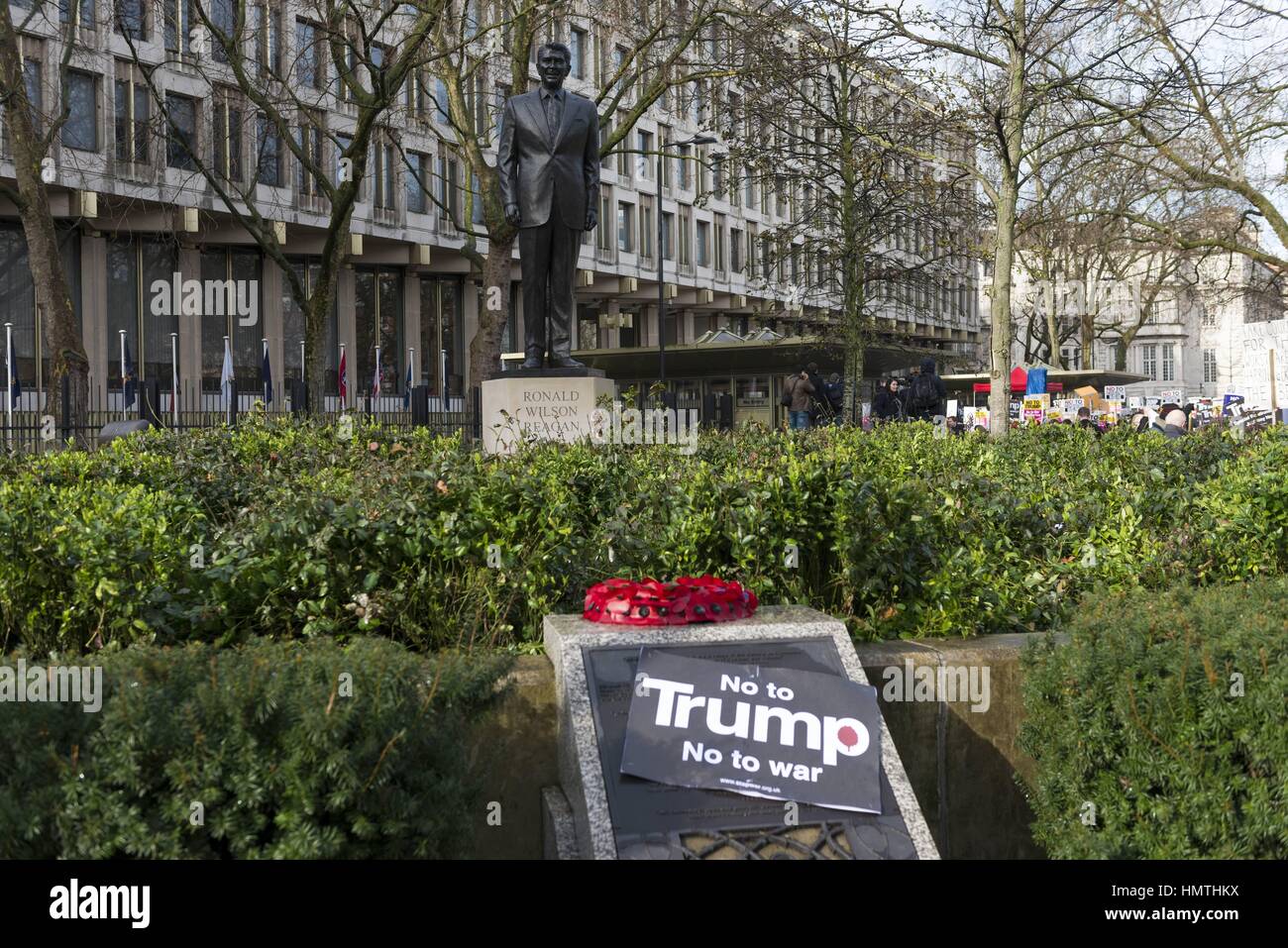 London, Vereinigtes Königreich von Großbritannien und Nordirland. 4. Februar 2017. Anti-Trump Banner an Ronald Reagan Statue vor der US-Botschaft in London. Protest gegen Trump Reiseverbot. London, UK. 02.04.2017 | Nutzung weltweit Credit: Dpa/Alamy Live-Nachrichten Stockfoto