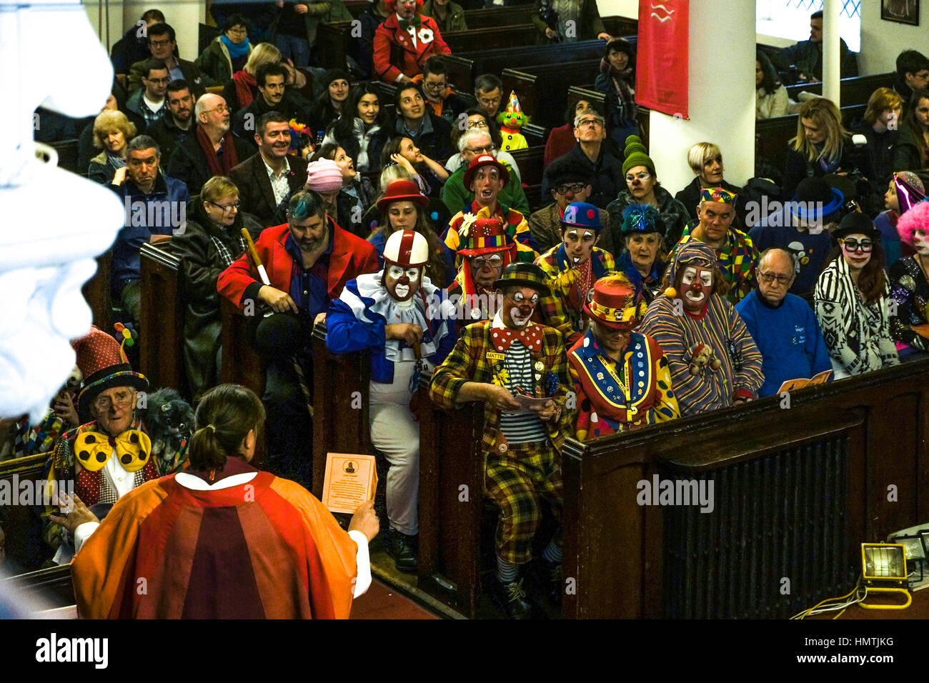 London, UK. 5. Februar 2017.  Der Dienst wo Clowns in vollem Kostüm Kleid versammeln, um den König der Clowns Joseph Grimaldi zu Ehren. © Claire Doherty/Alamy Live News Stockfoto