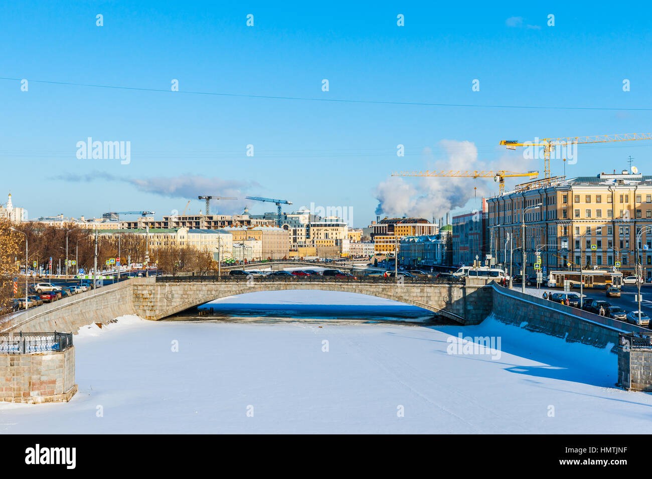Moskau, Russland. 5. Februar 2017. Bypass-Kanal von der Moskwa ist komplett eingefroren. Die Temperatur ist heute eher gering, ca.-10 Grad Celsius (ca. 14F). Kleine Steinbrücke im Vordergrund. © Alex Bilder/Alamy Live-Nachrichten Stockfoto