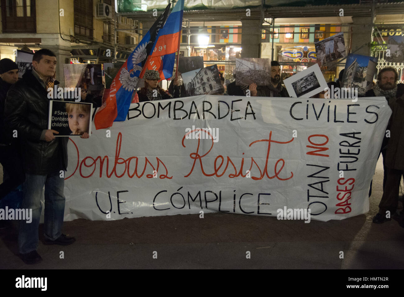 Madrid, Spanien. 5. Februar 2017. Menschen protestieren gegen Bombenanschläge im Donbass durch die ukrainische Armee und für die Teilnahme von Militäreinheiten und Experten aus NATO-Staaten. Bildnachweis: Marcos del Mazo/Alamy Live-Nachrichten Stockfoto