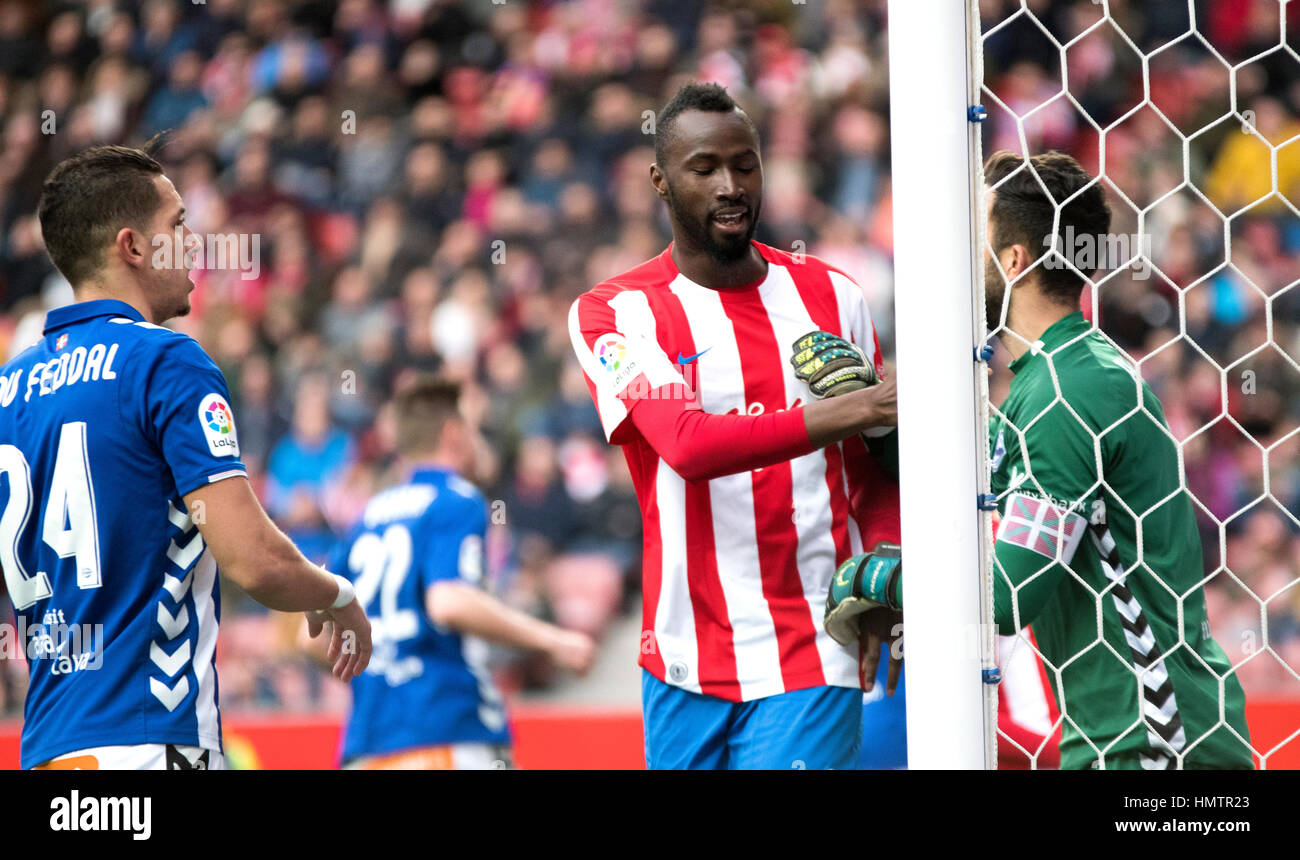 Gijón, Spanien. 5. Februar 2017. Lacina Traore (Forward, Sporting Gijon) in der 21. Vorrundenspiel der Saison 2016/2017 der spanischen Liga "La Liga" zwischen Real Sporting de Gijon und Deportivo Alaves Molinón Stadion in Gijon, Spanien. Bildnachweis: David Gato/Alamy Live-Nachrichten Stockfoto