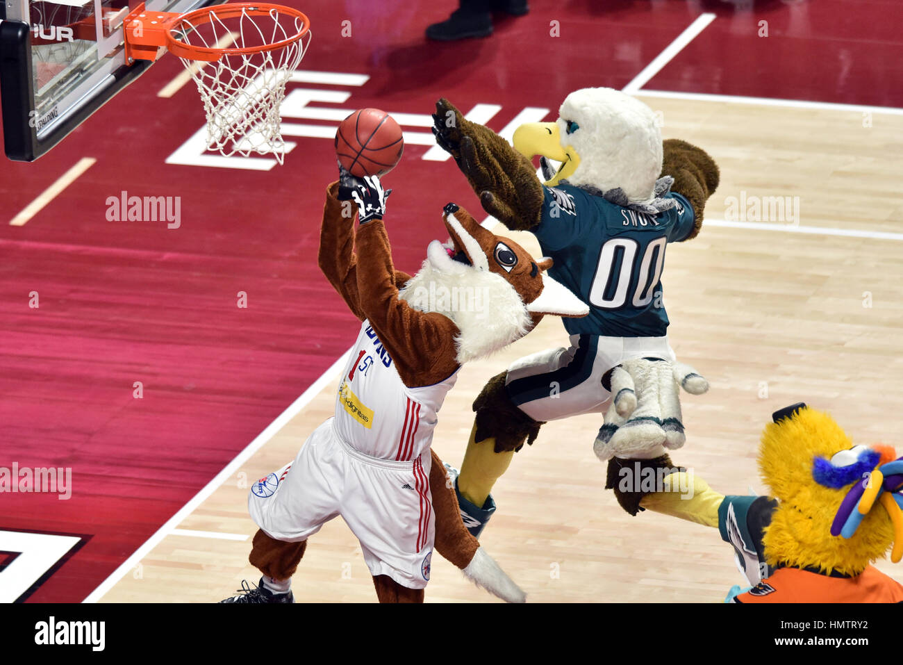 Philadelphia, USA. 5. Februar 2017. Delaware 87' Ers Maskottchen Cesar als Adler Maskottchen-Shootings geht Schlag für einen Block, während ein Maskottchen-Spiel zur Halbzeit von den amerikanischen Athletic Conference-Basketball-Spiel im Liacouras Center in Philadelphia gespielt wird. Tempel schlagen USF 83-74. Credit: Ken Inness/ZUMA Draht/Alamy Live-Nachrichten Stockfoto