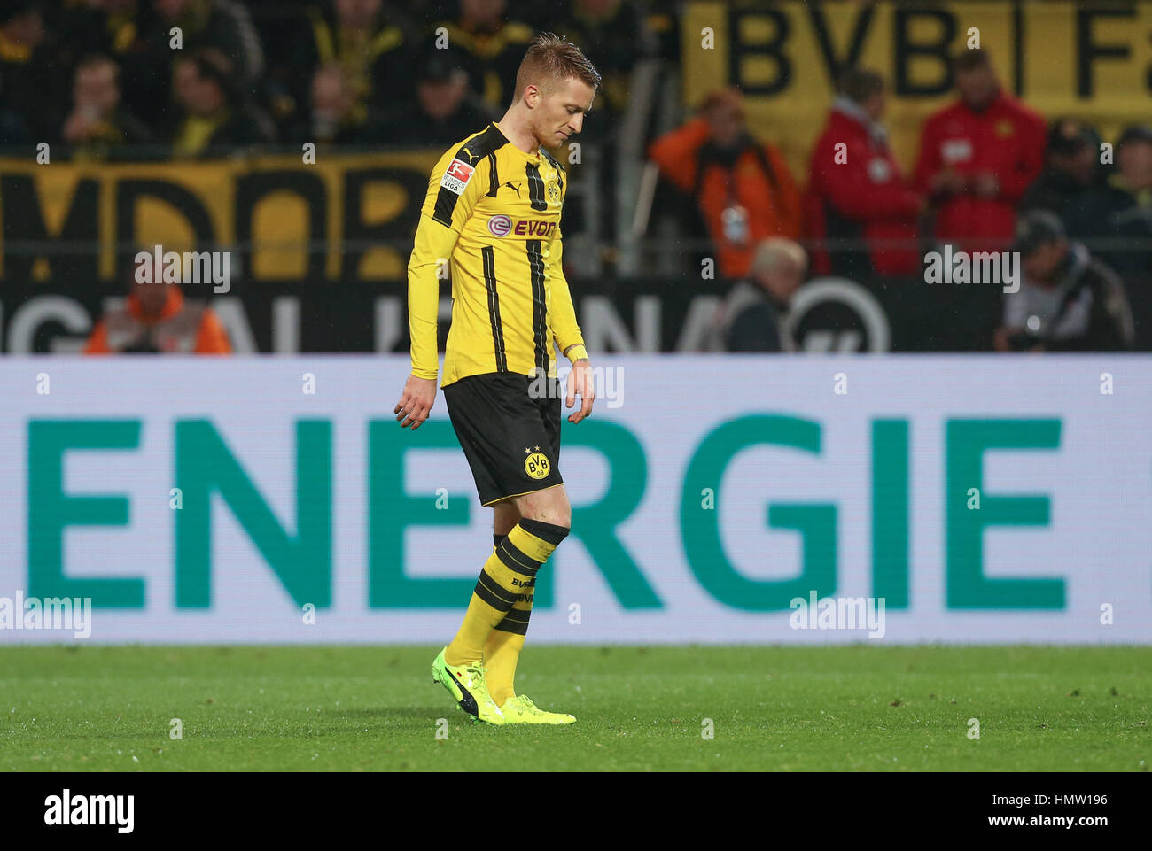 Dortmund, Deutschland. 4. Februar 2017. Dortmunder Marco Reus beklagt eine verlorene Chance in der deutschen Bundesliga-Fußballspiel zwischen Borussia Dortmund und RB Leipzig im Signal Iduna Park in Dortmund, Deutschland, 4. Februar 2017. Die Buchstaben "ENERGIE" können im Hintergrund zu sehen. Foto: Friso Gentsch/Dpa/Alamy Live News Stockfoto