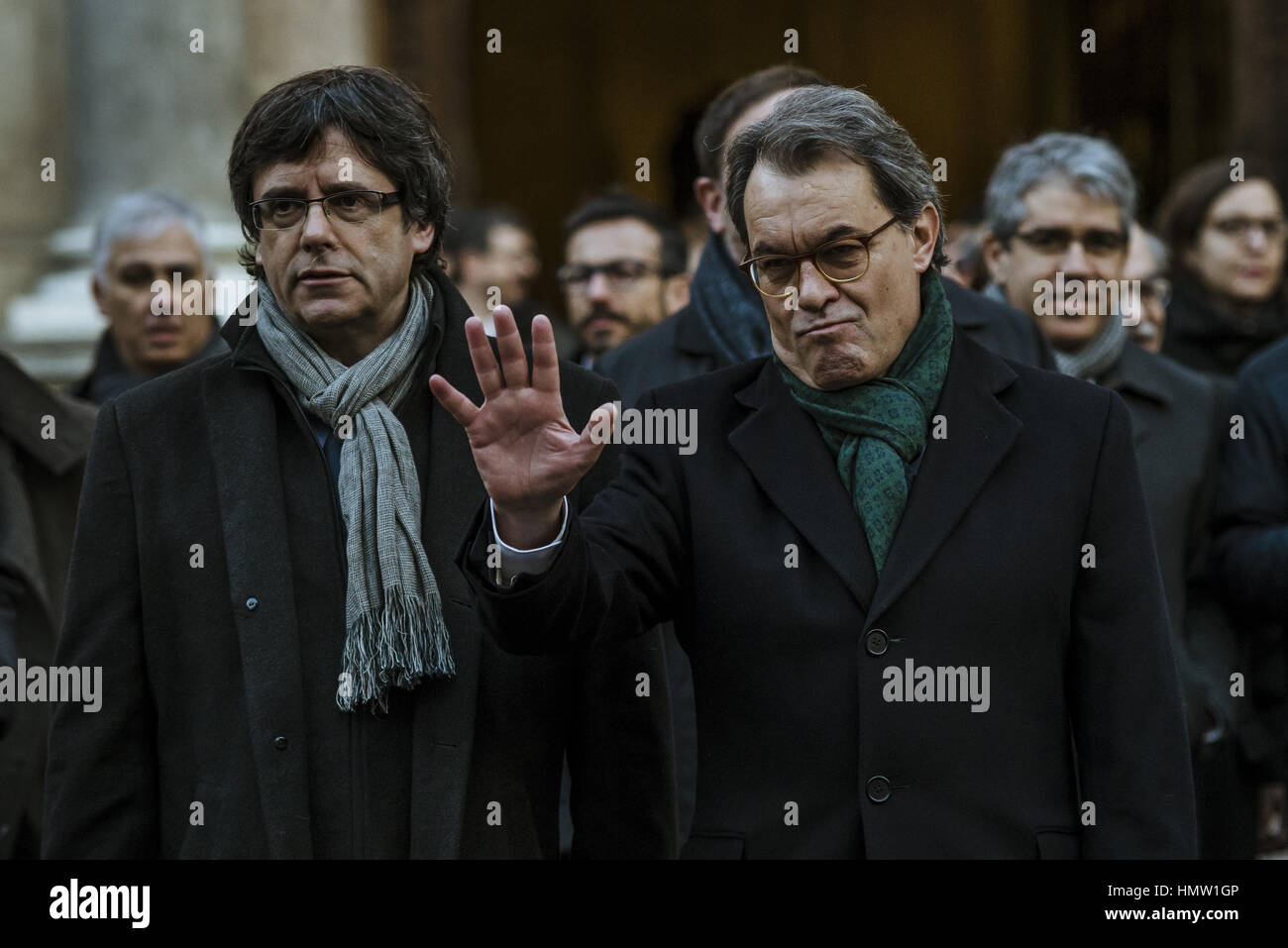 Barcelona, Katalonien, Spanien. 6. Februar 2017. Katalanisch Ex-Präsident ARTUR MAS, begleitet von Katalanisch Präsident CARLES PUIGDEMONT (L), Mitglieder der aktuellen und ehemaligen katalanischen Regierung und andere Führer der Pro-Unabhängigkeit geht an den regionalen High Court vor Gericht gehen über seine Rolle in 2014 der symbolischen Unabhängigkeitsreferendum Credit: Matthias Oesterle/ZUMA Draht/Alamy Live News Stockfoto