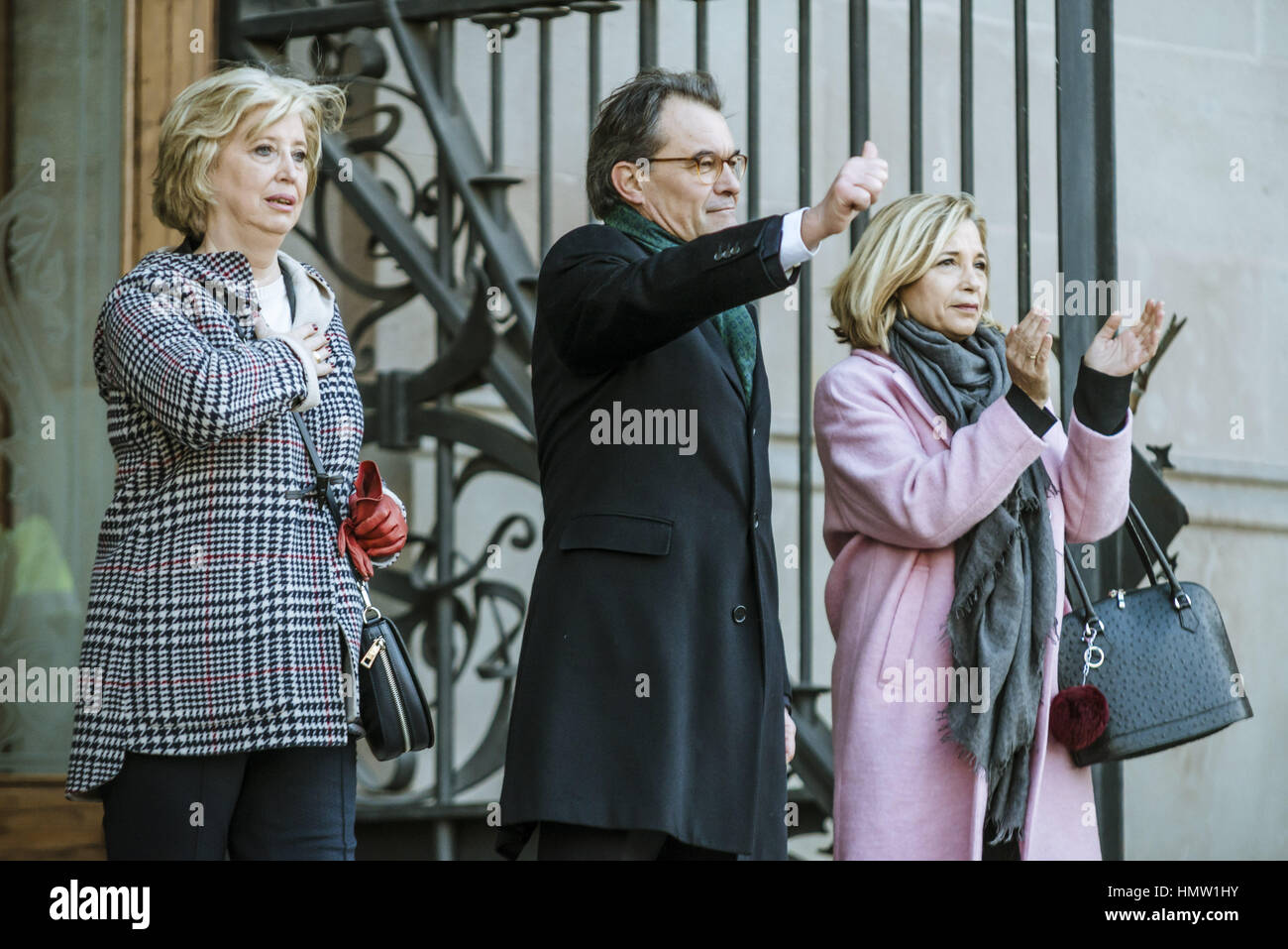 Barcelona, Katalonien, Spanien. 6. Februar 2017. Ehemalige katalanische Bildungsministerium IRENE RIGAU, Katalanisch Ex-Präsident ARTUR MAS und Katalanisch Ex-Vizepräsident ANA ORTEGA betritt der regionalen High Court für den ersten Tag ihres Prozesses über seine Rolle im November 2014 "Referendum", '9N' beschuldigt des zivilen Ungehorsams, Machtmissbrauch und Veruntreuung von öffentlichen Geldern Credit: Matthias Oesterle/ZUMA Draht/Alamy Live News Stockfoto