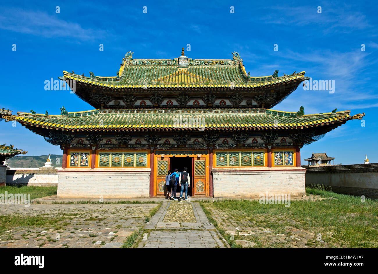 Besucher am östlichen Zuu Tempel, Kloster Erdene Zuu, Kharkhorin, Övörkhangai Aimag, Mongolei Stockfoto
