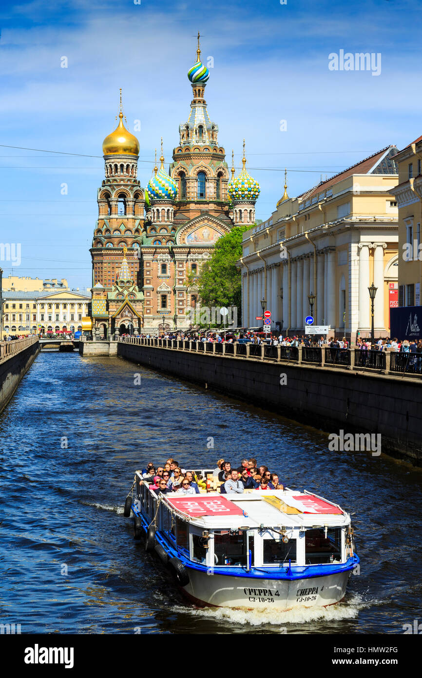Ausflugsschiff Tourist auf Kanal vor der Kirche von dem Blut, St Petersburg, Russland Stockfoto