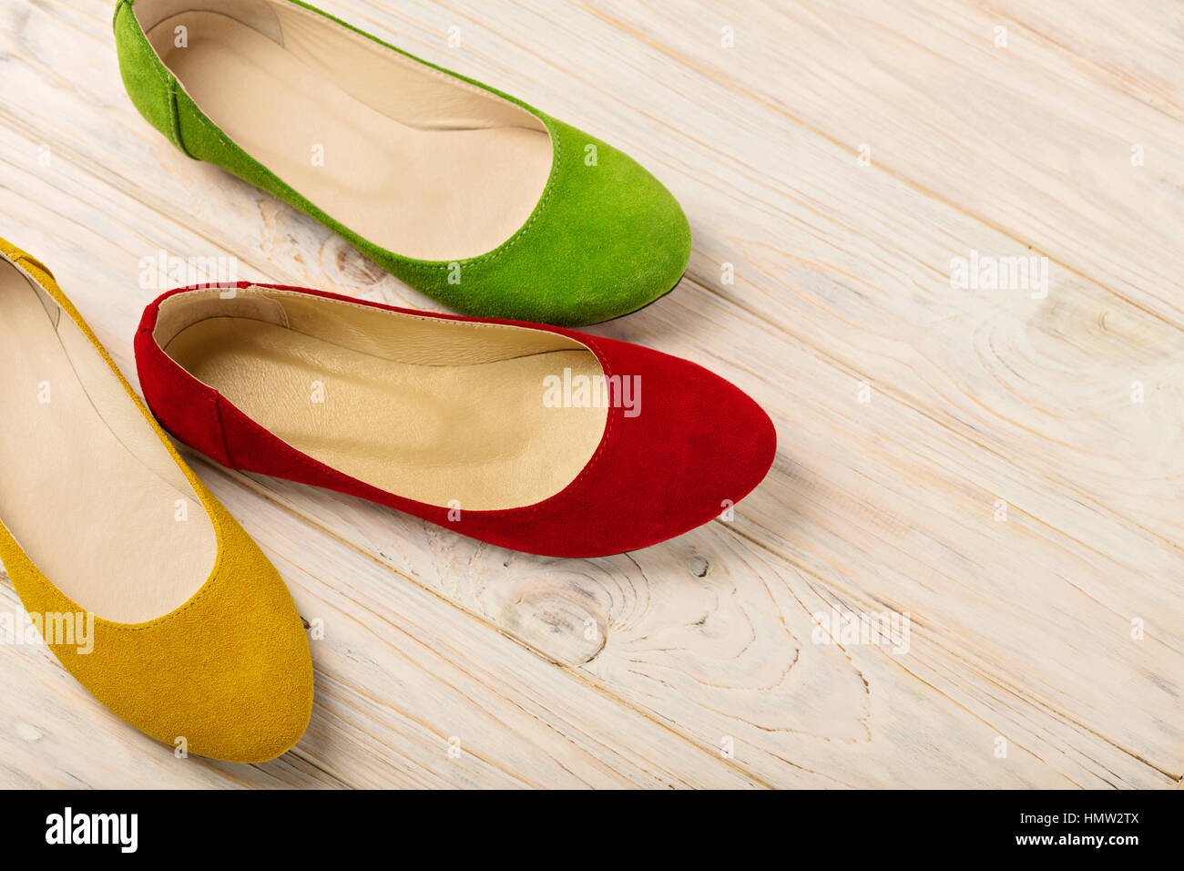 Rote, grüne und gelbe Damenschuhe (Ballerinas) auf hölzernen Hintergrund.  Selektiven Fokus Stockfotografie - Alamy