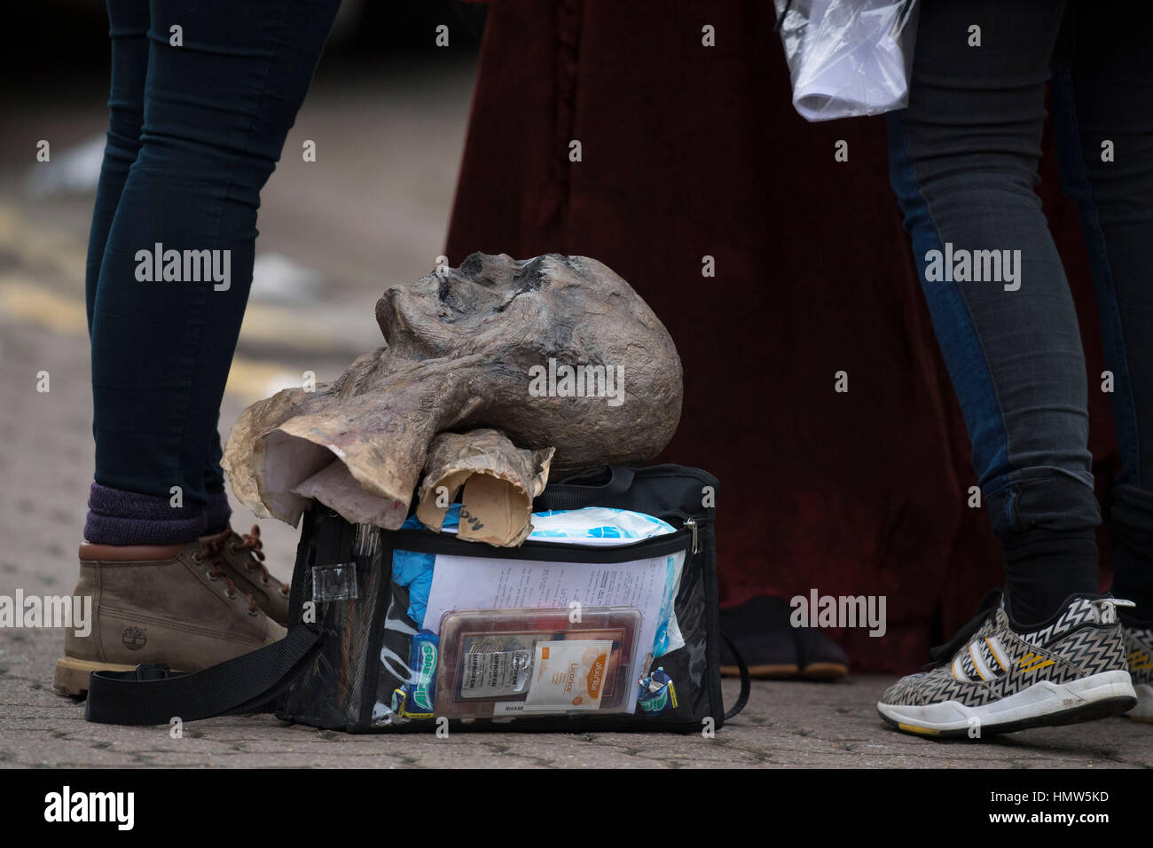 Kostüm Schauspieler entdeckt während der Dreharbeiten für BBC zeigen Doctor Who in South Wales, Cardiff, UK. Stockfoto