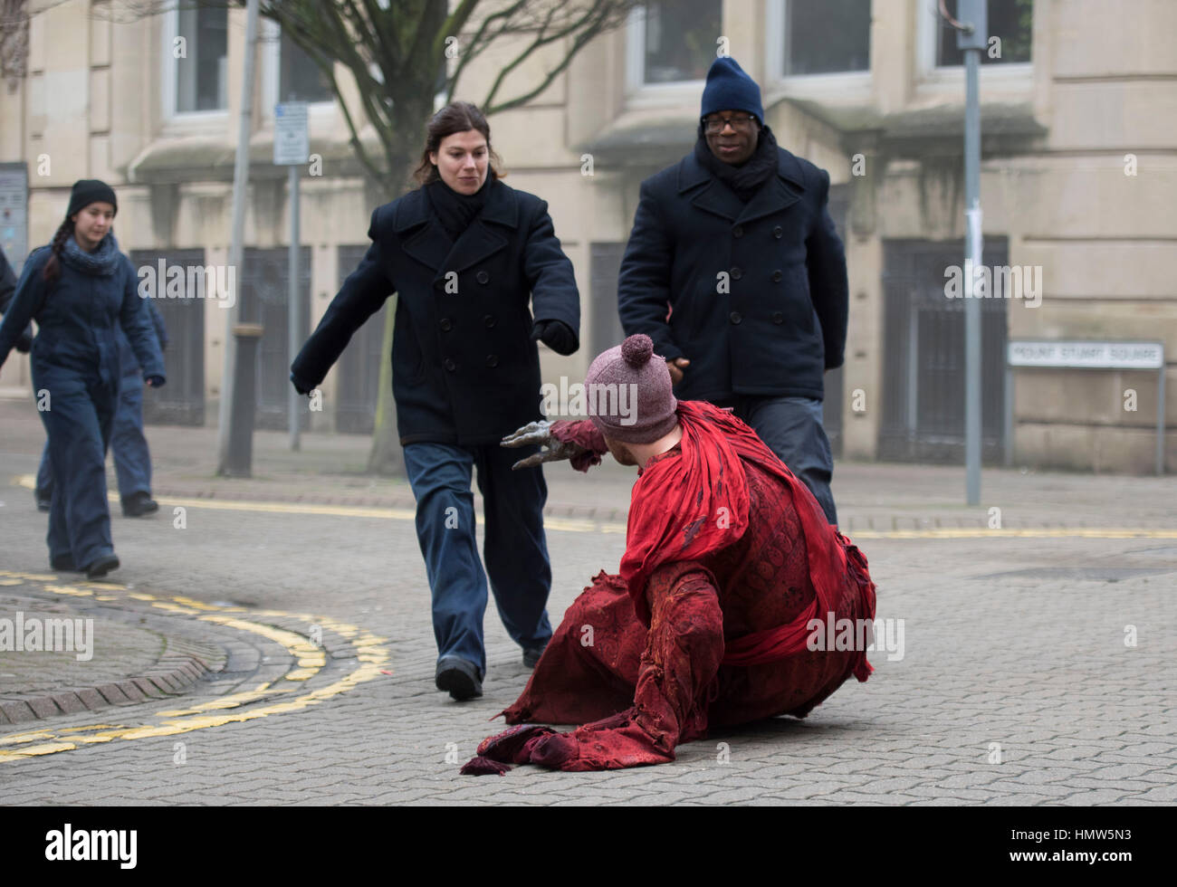 Kostüm Schauspieler entdeckt während der Dreharbeiten für BBC zeigen Doctor Who in South Wales, Cardiff, UK. Stockfoto
