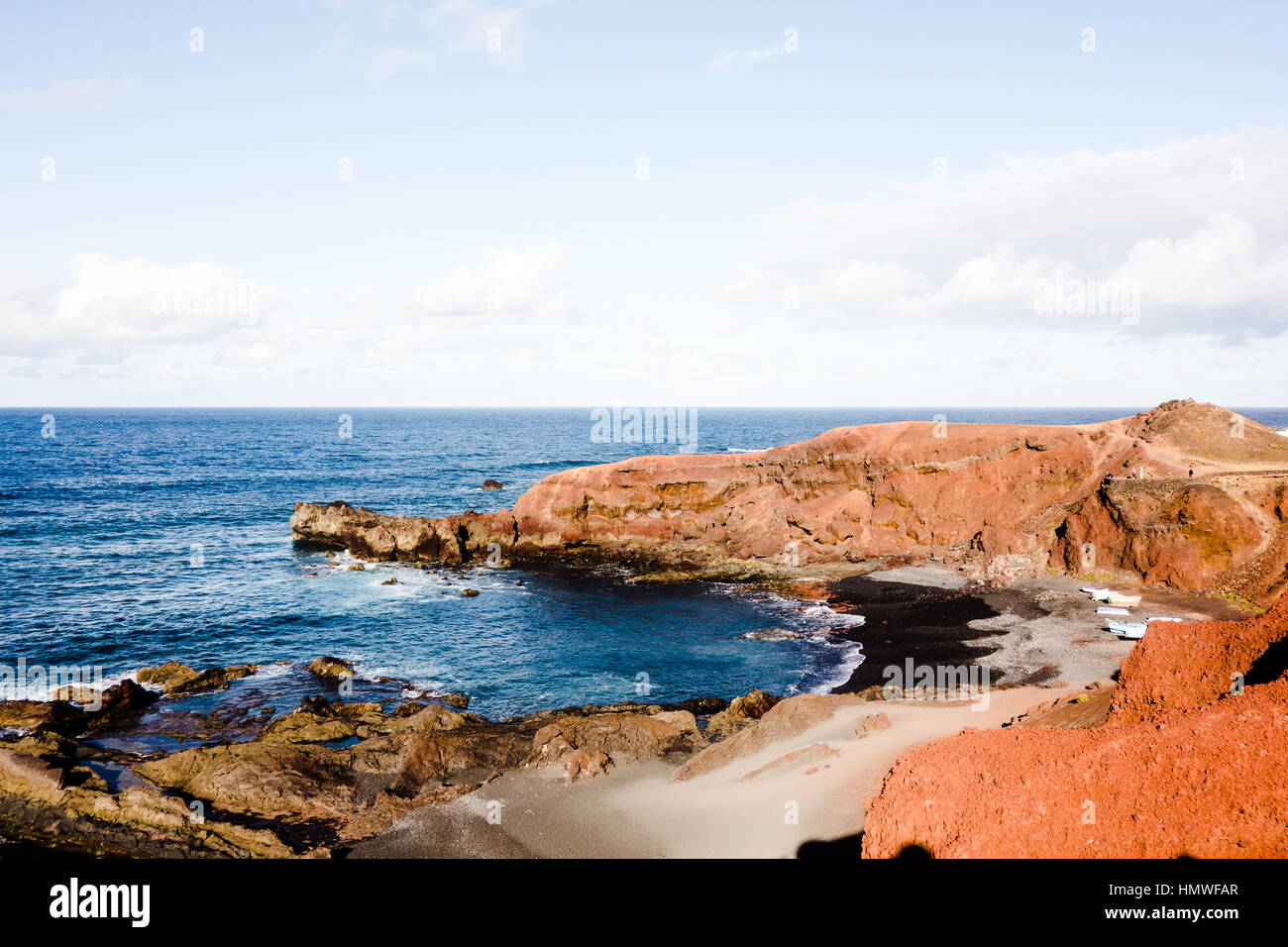 Schöne Aussicht auf das Meer von Charco de Los Clicos in El Golfo, Lanzarote. Stockfoto