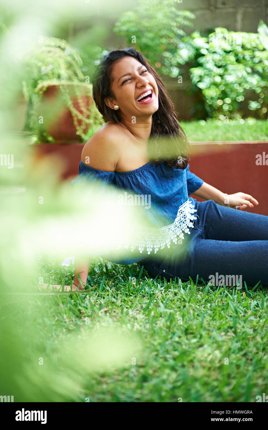 junges Mädchen Lachen auf Rasen im Sommerpark Stockfoto