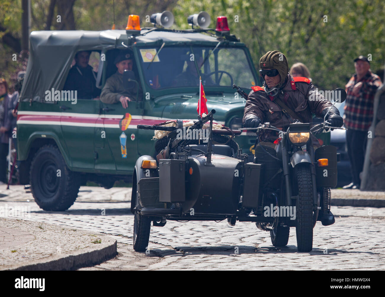 Offenbach/Deutschland - Mai 1, 2015: Sowjetische schwere Motorrad Dnepr k 750 mit Seitenwagen Antriebe an einer Straße bei Oldtimer Show am 1. Mai 2015 in altentrep Stockfoto