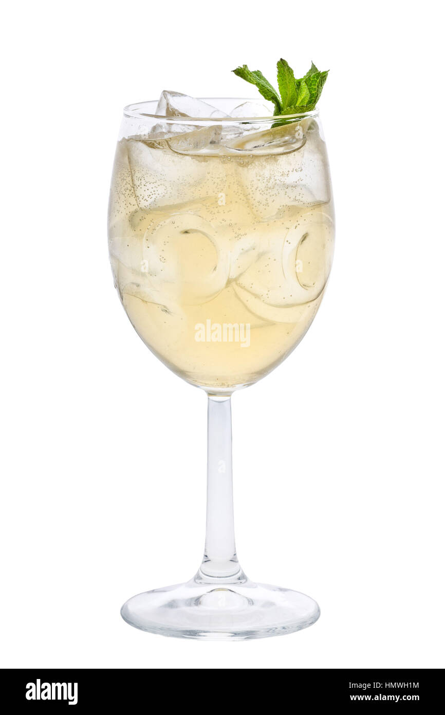 Glas Sekt Weißwein mit Eis Würfel Minze Stockfoto