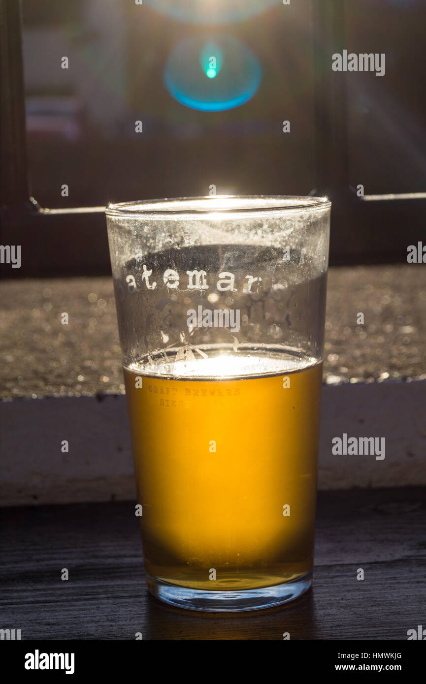 Ein Pint Bier Batemans Gold mit Sonnenlicht durch Sie Stockfoto