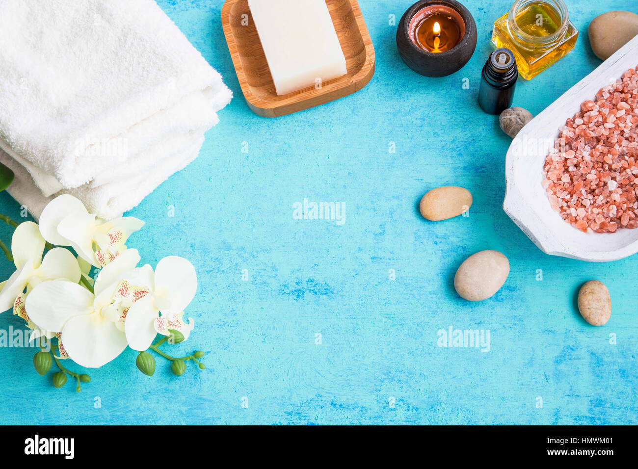 Wellness Set Frame mit Orchidee Blume, Honig, Seife, Handtücher, Salz, massage Steinen für Körperbehandlungen Stockfoto