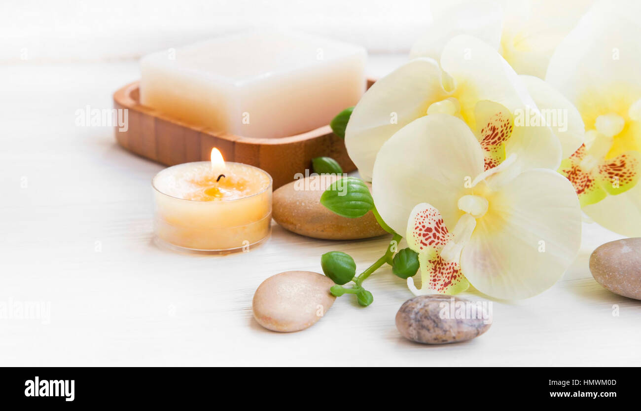 Spa set mit Orchidee Blume, Kerze, Bad Seife und Steinen massieren Stockfoto