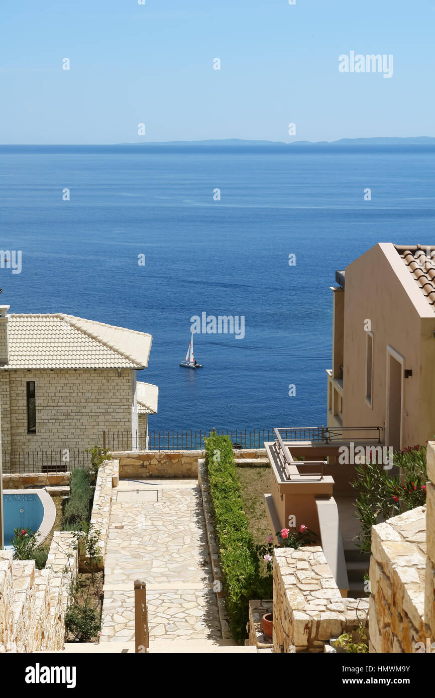 Treppe zum Meer und Panoramablick auf das Ionische Meer auf die Insel. Stockfoto