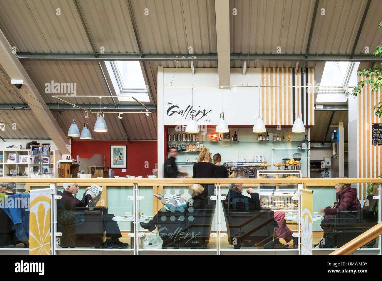 Kunden entspannen Sie in der Galerie Cafe in Zitrone Quay Market, Truro, Cornwall, England, UK. Stockfoto