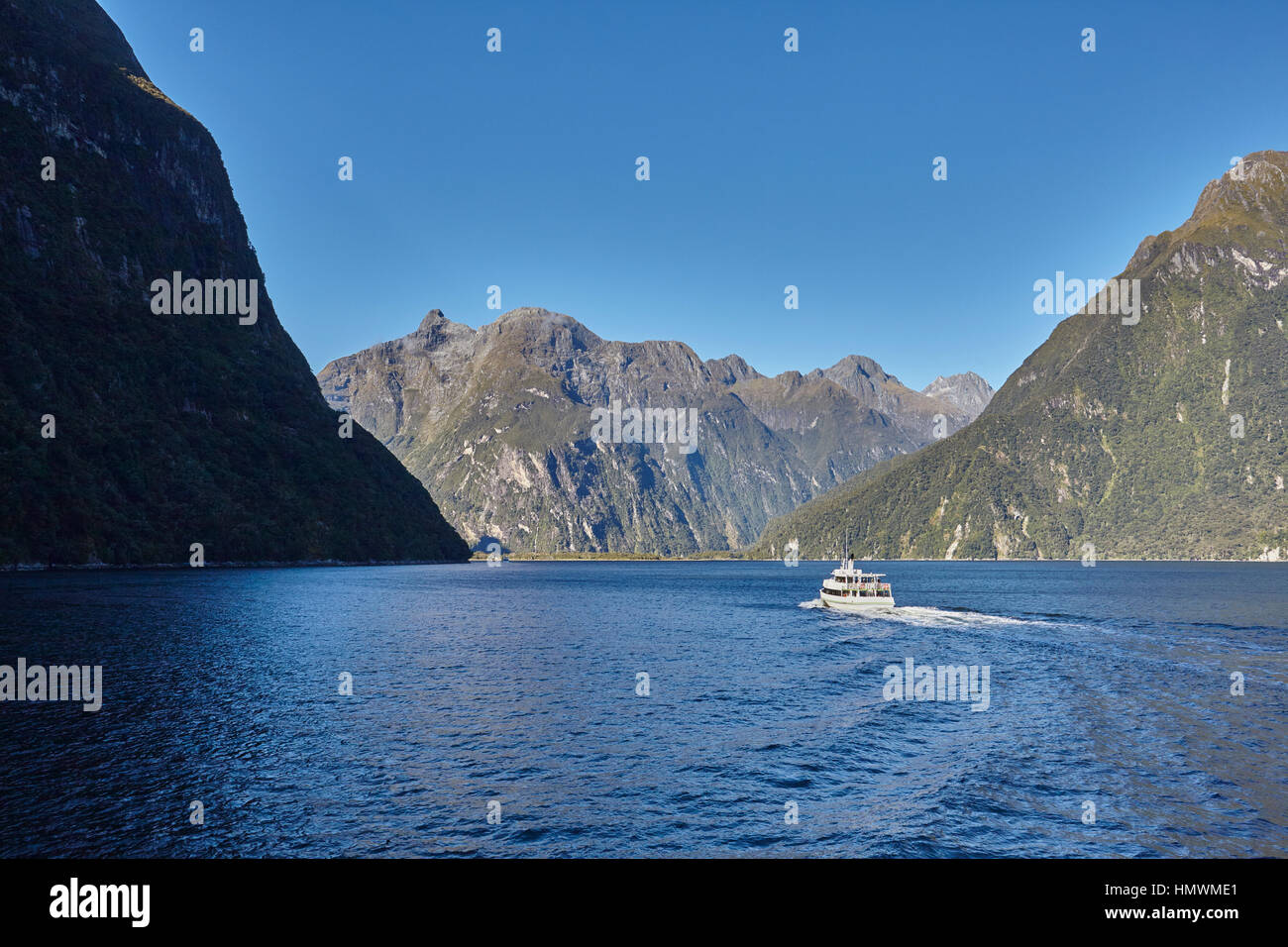 Ansicht der Milford Sound mit Sightseeing-Boot Stockfoto