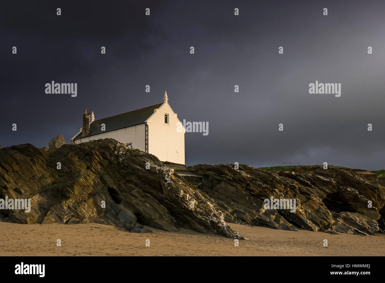Brütende Wolken Sturm über die historische alte Rettungsstation am kleinen Fistral, Newquay, Cornwall.  UK-Wetter. Stockfoto