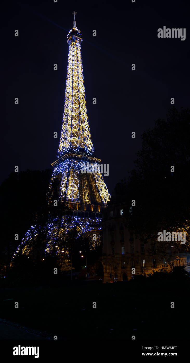 Eiffelturm leichte Performance-Show in Dämmerung. Der Eiffelturm ist das höchste Bauwerk und auch am meisten besuchte Denkmal von Frankreich. Stockfoto