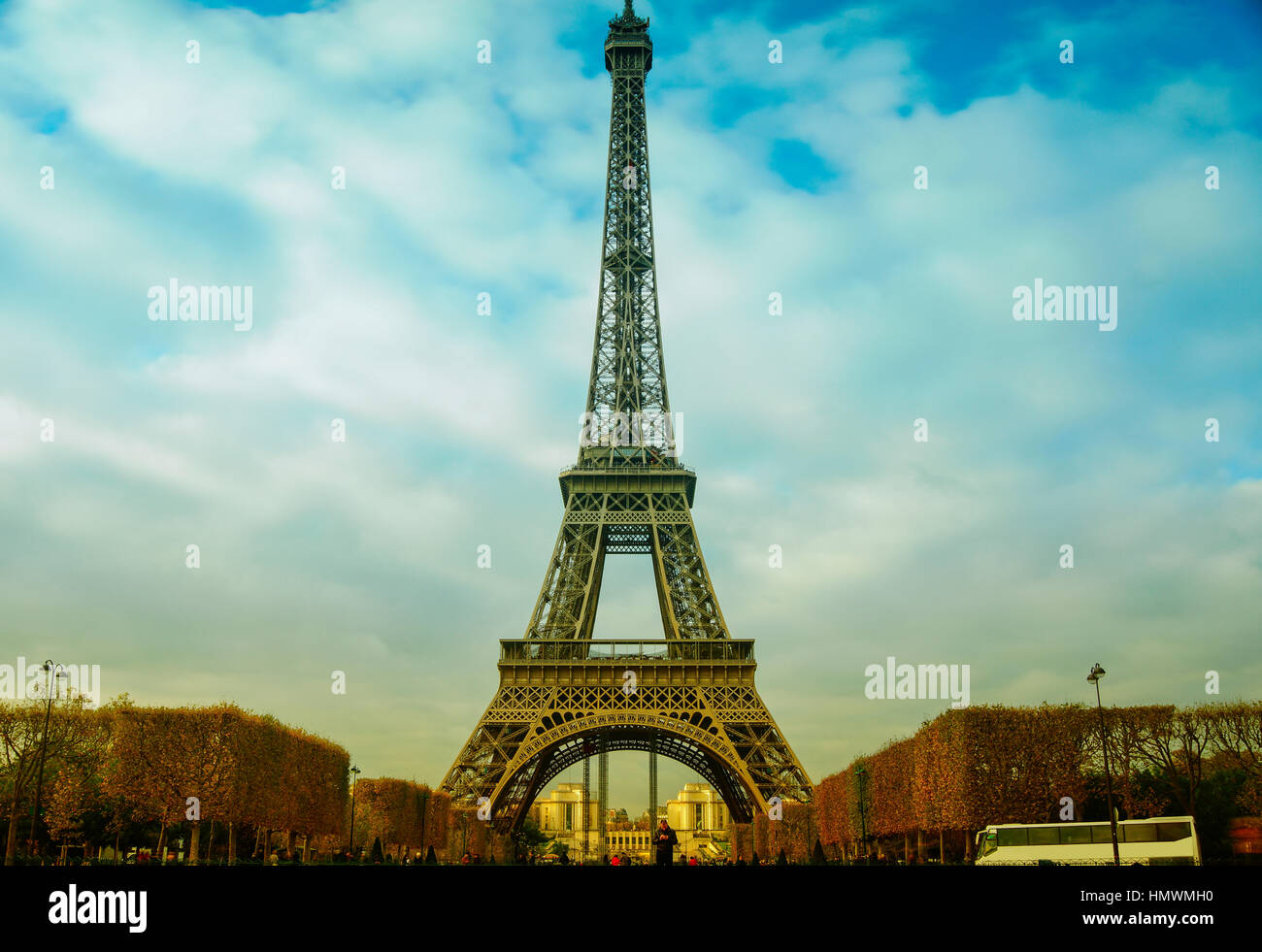 Blick auf Paris und Tower Eiffel, der Eiffelturm ist die meistbesuchte Denkmal von Frankreich mit ca. 6 Millionen Besucher jedes Jahr Stockfoto
