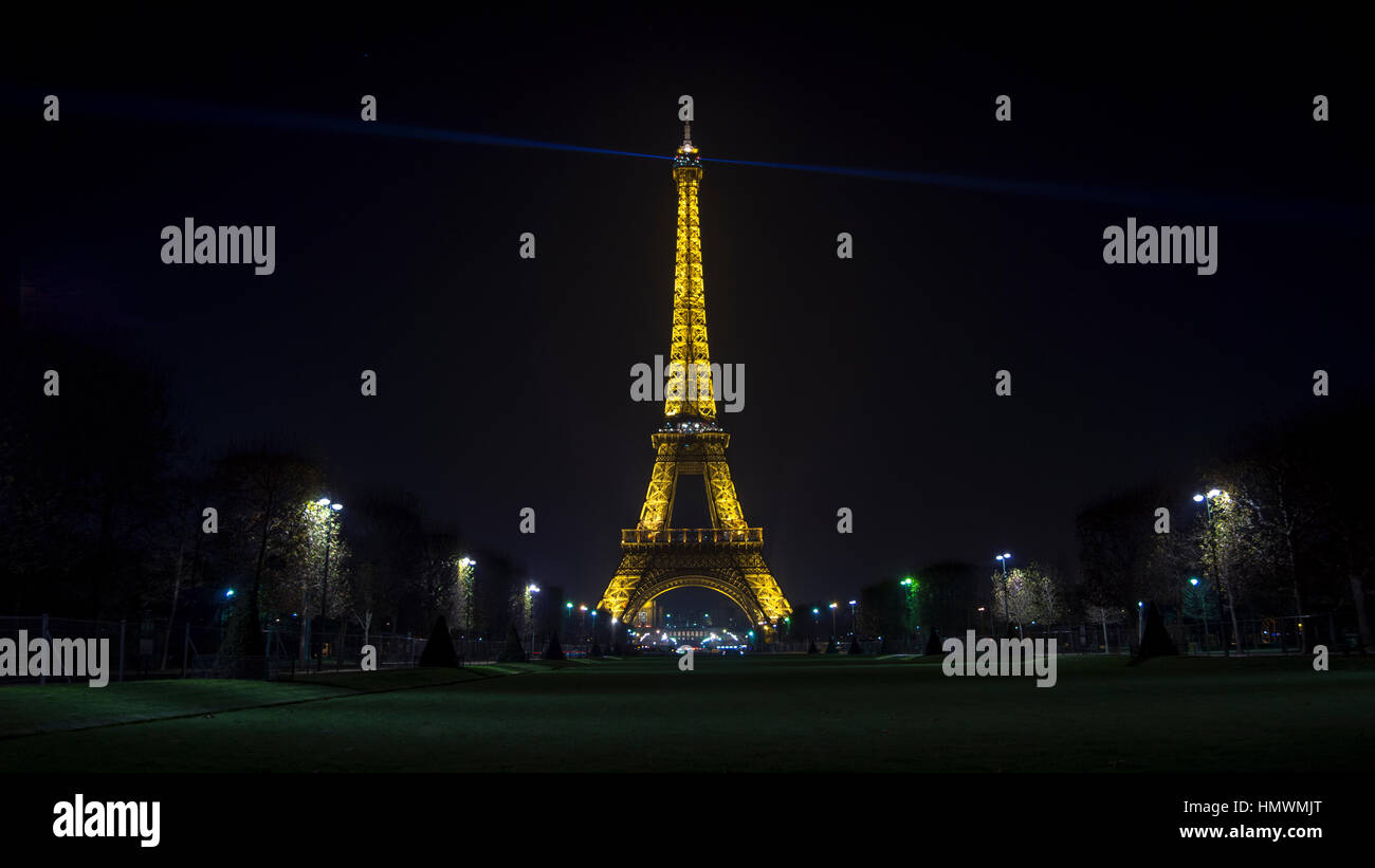 Eiffelturm leichte Performance-Show in Dämmerung. Der Eiffelturm ist das höchste Bauwerk und auch am meisten besuchte Denkmal von Frankreich. Stockfoto