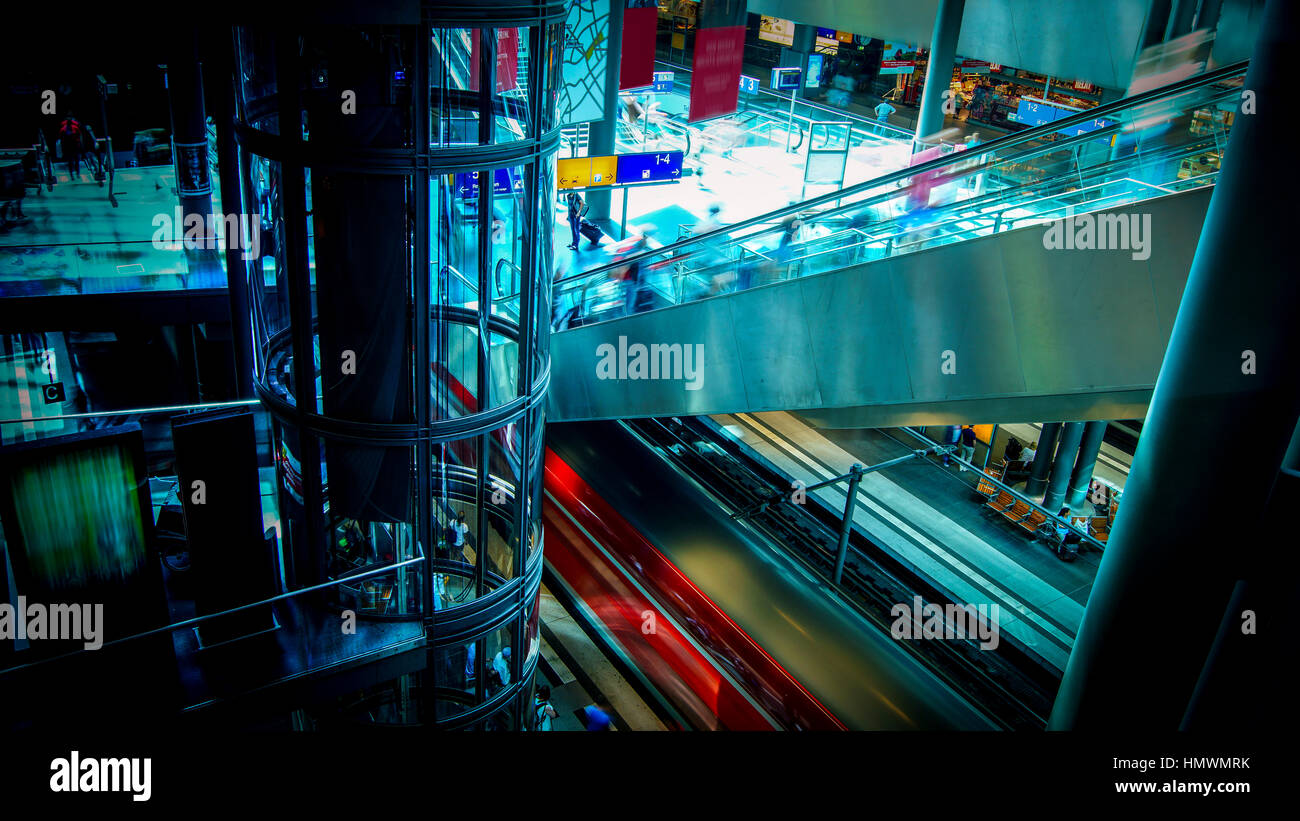 Berliner Hauptbahnhof. Berlin Hauptbahnhof ist Europas größte Multi-level-Bahnhof. Stockfoto