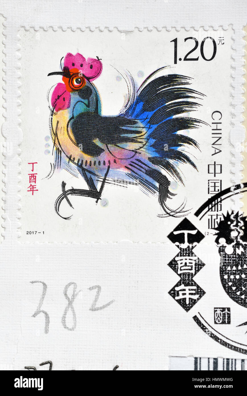 CHINA - CIRCA 2017: A Briefmarken gedruckt in China zeigt der 4. chinesischen Mondjahr Sternzeichen Tiere Hahn Stempel ca. 2017. Stockfoto