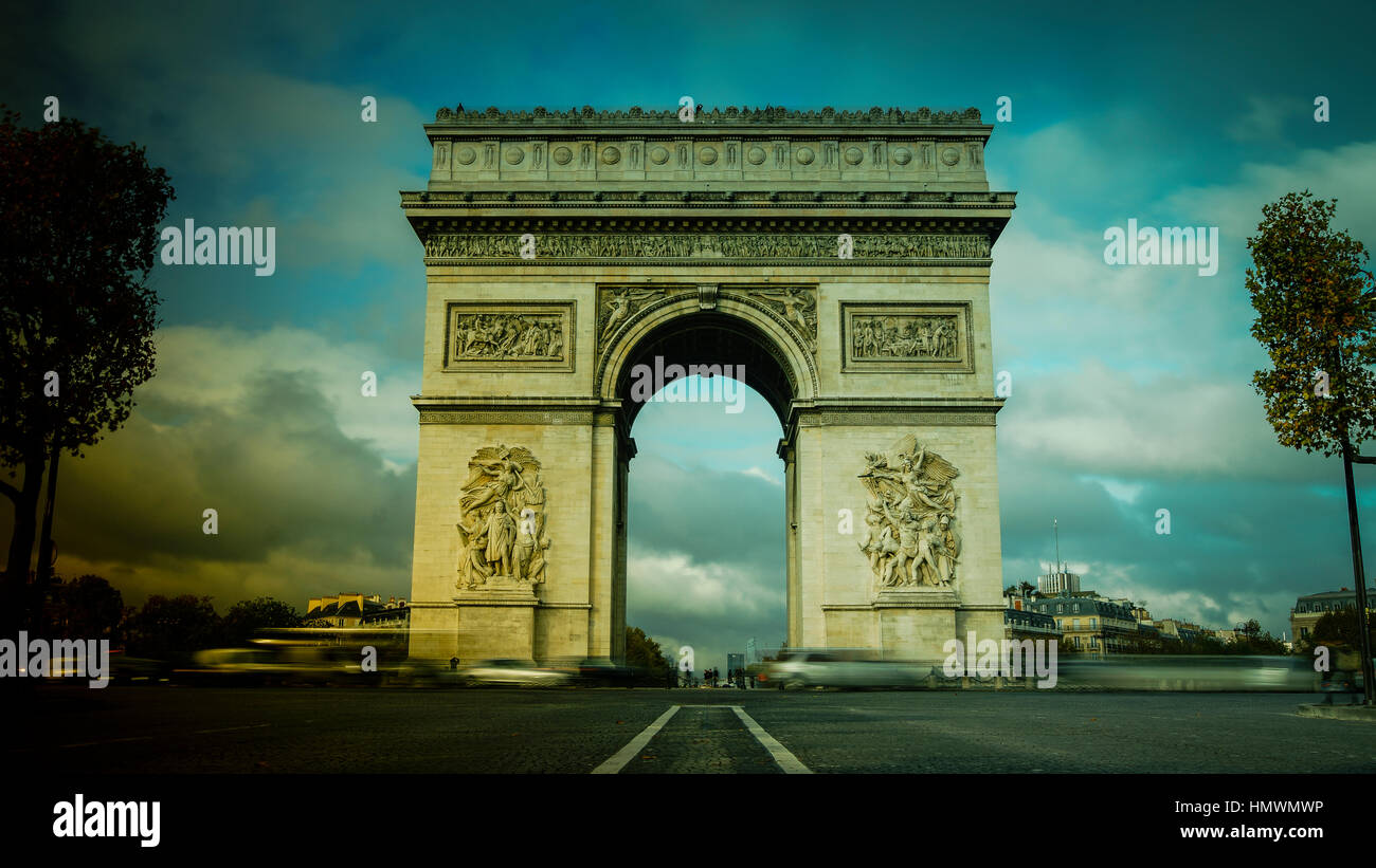 Triumphbogen in Paris mit Verkehr Autos Stockfoto