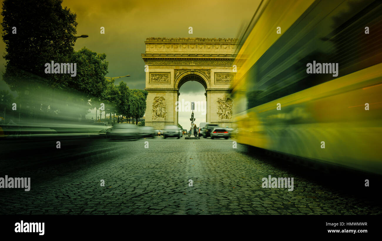 Triumphbogen in Paris mit Verkehr Autos Stockfoto