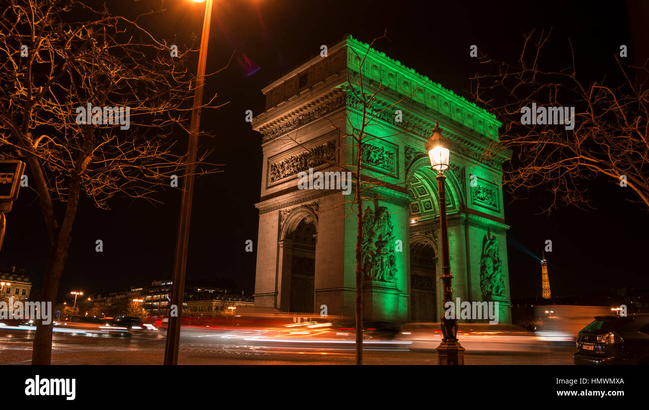 Triumphbogen in Paris beleuchtet für Weihnachten bei Nacht Stockfoto