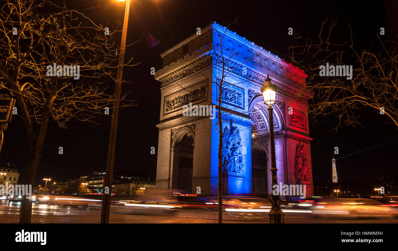 Triumphbogen in Paris beleuchtet für Weihnachten bei Nacht Stockfoto