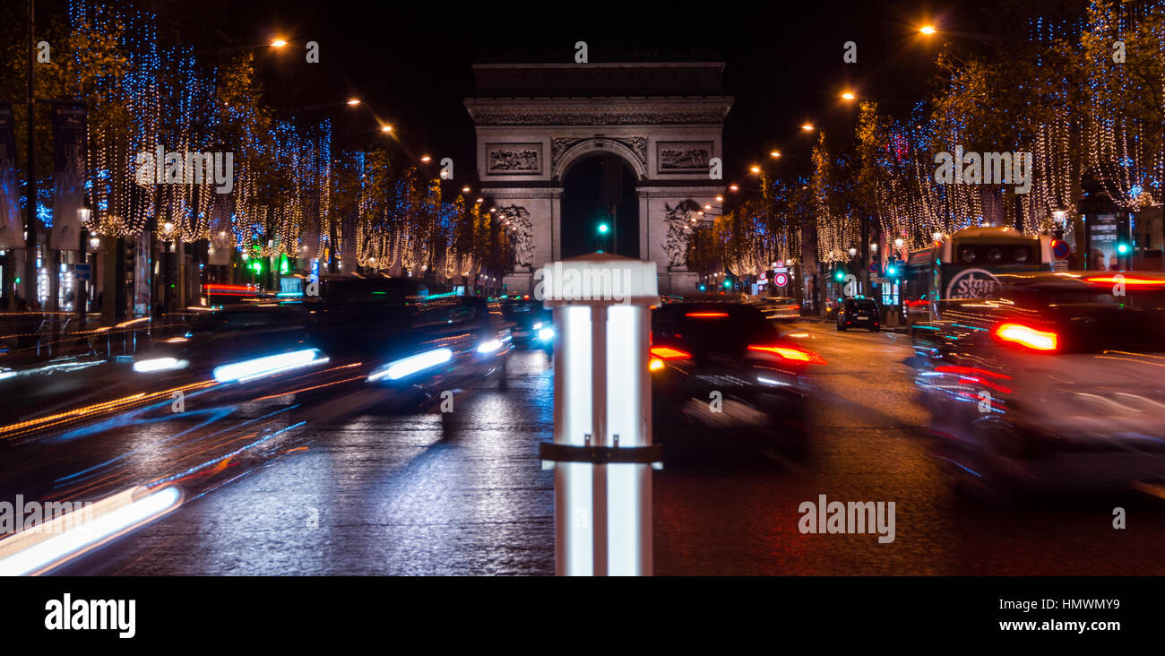 Champs Elysees in Paris beleuchtet für Weihnachten und Triumphbogen im Hintergrund Stockfoto