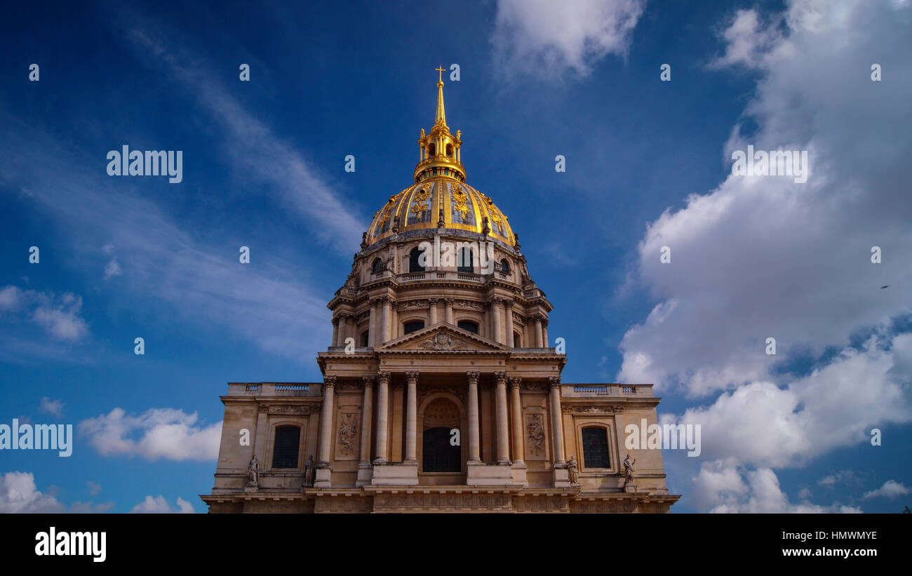 Blauer Himmel über der goldenen Kuppel, Kapelle von Saint-Louis-des-Invalides Stockfoto