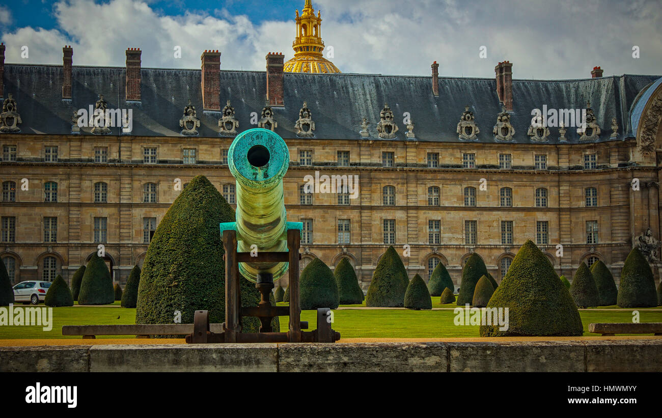 Historische Kanone auf Musee de l'Armee, Les Invalides, Paris, Frankreich Stockfoto