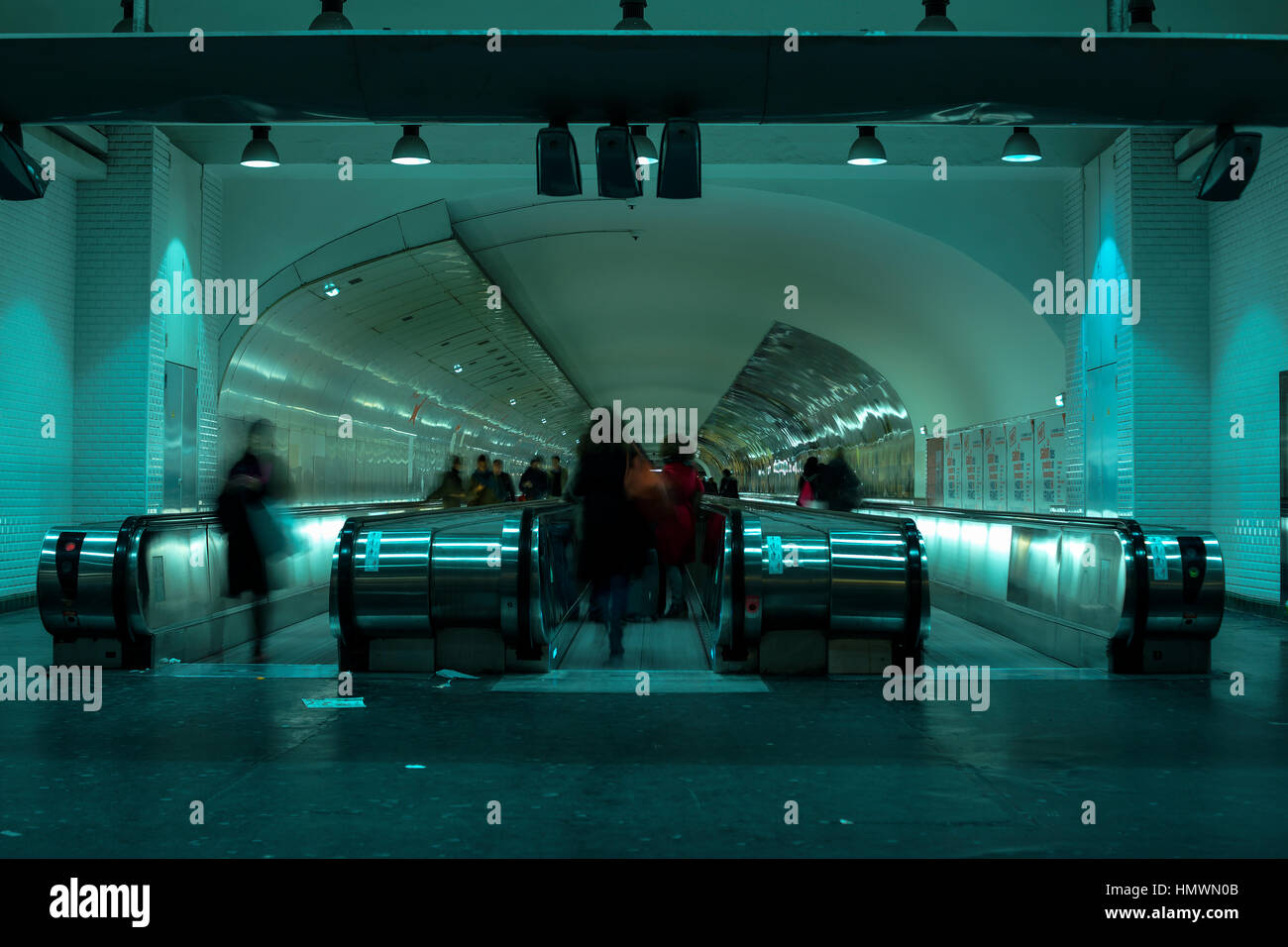 Pendler in Montparnasse-Metro-Station. Paris Metro ist ein Rapid Transit-System in der Metropolregion. Stockfoto