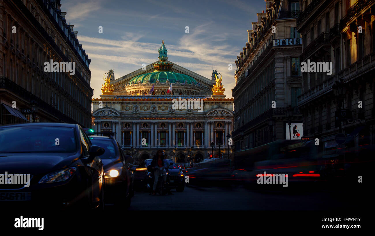 Verkehr Autos vor Opera, Paris. Der Palais Garnier ist ein 1.979-Sitz-Oper, die von 1861 bis 1875 für die Paris Oper erbaut wurde. Stockfoto