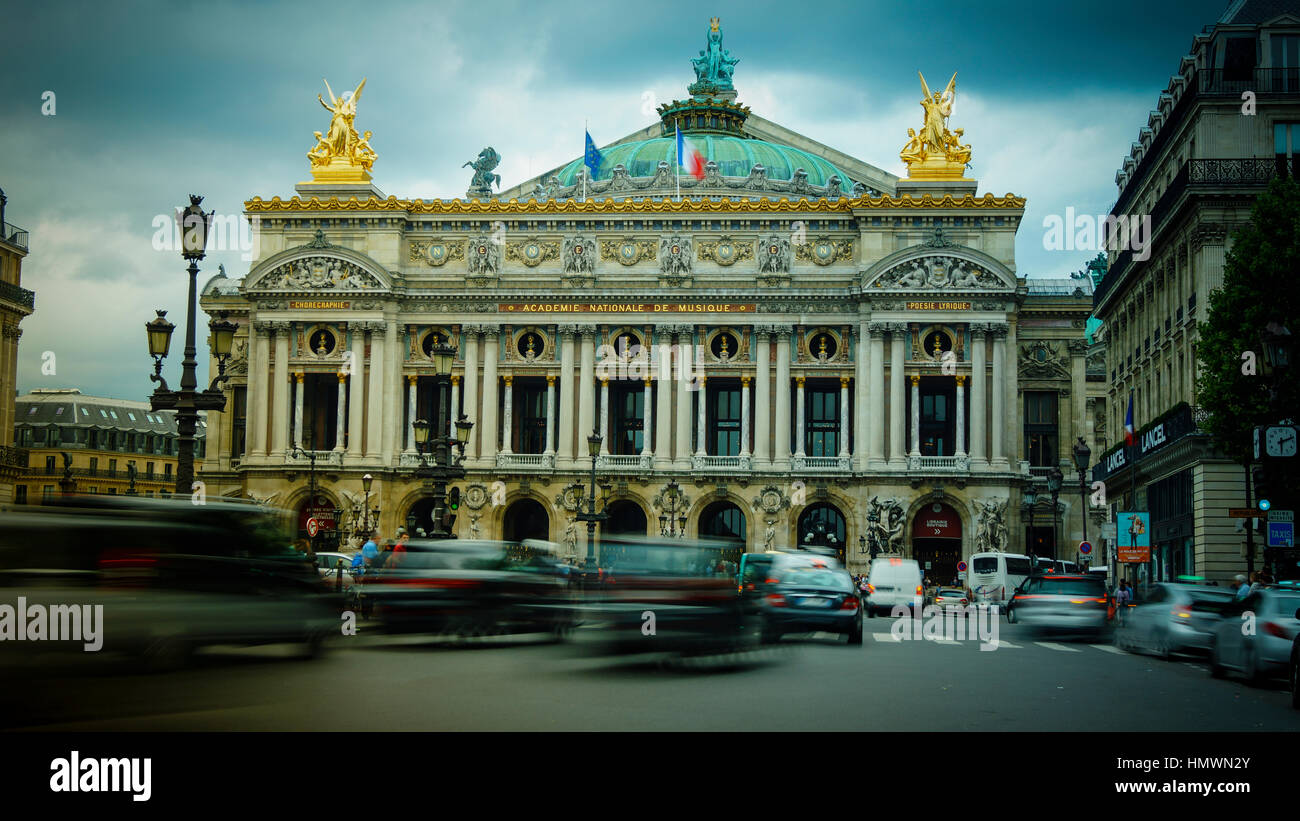 Verkehr Autos vor Opera, Paris. Der Palais Garnier ist ein 1.979-Sitz-Oper, die von 1861 bis 1875 für die Paris Oper erbaut wurde. Stockfoto