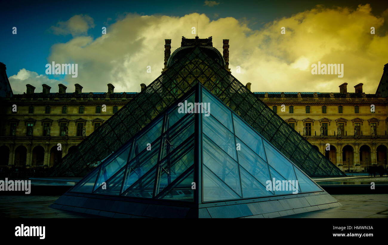 Louvre und dem Pyramid.The Louvre ist das meistbesuchte Museum der Kunst in der Welt und ein historisches Denkmal. Stockfoto