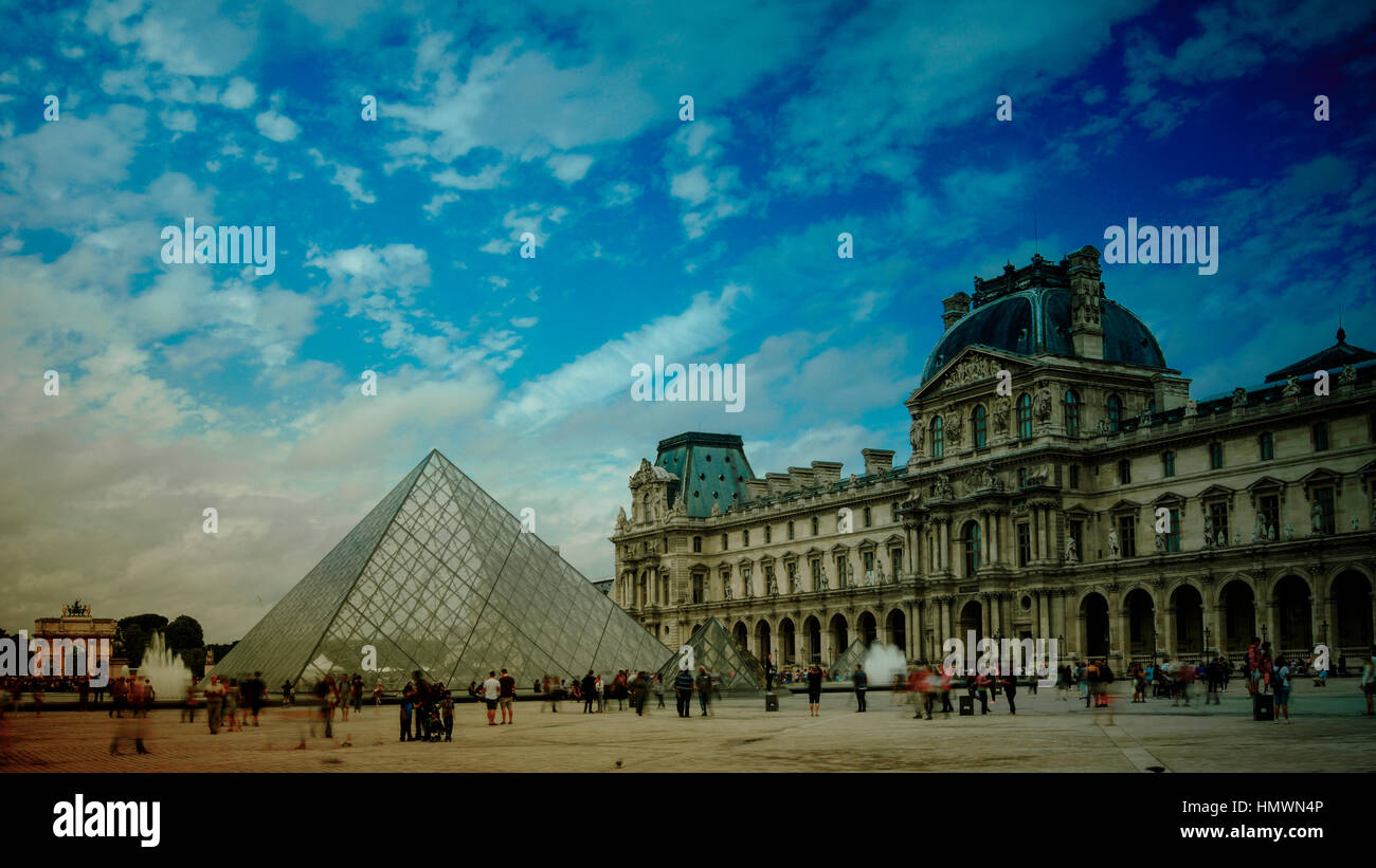 Louvre und dem Pyramid.The Louvre ist das meistbesuchte Museum der Kunst in der Welt und ein historisches Denkmal. Stockfoto