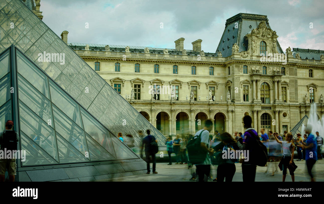 Louvre und dem Pyramid.The Louvre ist das meistbesuchte Museum der Kunst in der Welt und ein historisches Denkmal. Stockfoto